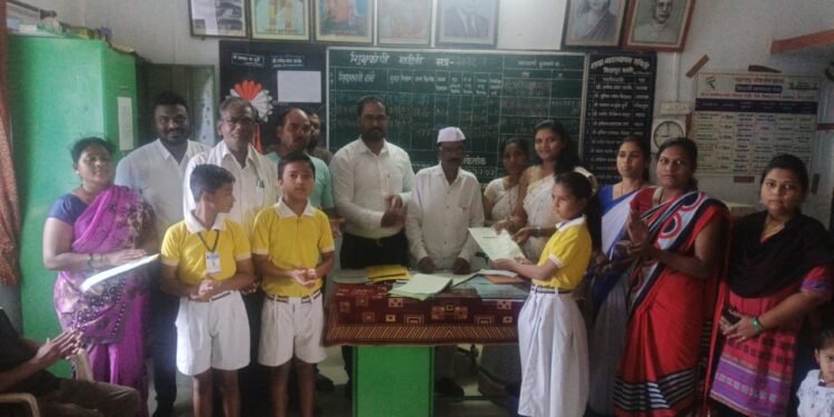 विसापूर जिल्हा परिषद हायस्कूलची पटसंख्या वाढली, गावाकऱ्यांच्या प्रयत्नाला आले यश, यंदा पाचव्या वर्गात ३५ विद्यार्थ्यांनी घेतला प्रवेश