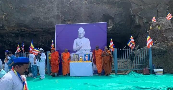 प्रसिद्ध कार्ला लेणी येथे बुद्ध पौर्णिमा निमित्ताने सामुदायिक महा “बुद्धवंदना” संपन्न.