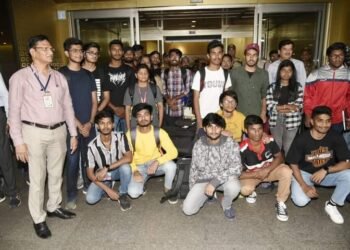 मुख्यमंत्री एकनाथ शिंदे आणि उपमुख्यमंत्री देवेंद्र फडणवीस यांच्या प्रयत्नांमुळे मणिपूरमध्ये अडकलेले 25 विद्यार्थी सुखरूप परत.