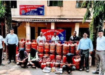 धोकादायक पद्धतीने सिलेंडर गॅसची रिफिलिंग करणारे गुन्हे शाखा युनिट -२ च्या जाळ्यात 72 सिलेंडर जप्त तीन जनावर गुन्हे दाखल.