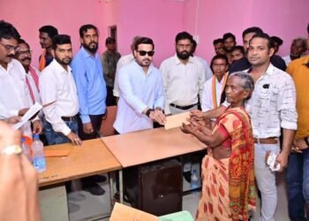 माजी राज्यमंत्री अम्ब्रिशराव आत्राम यांच्याकडून शासकीय योजनांची जत्रा कार्यक्रमावरून येताना झालेल्या अपघातातील मृत व जखमीच्या कुटुंबीयांना आर्थिक मदत