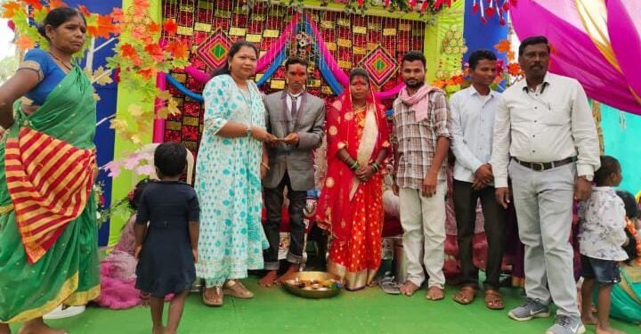 देचलीपेठा येथील विवाह सोहळ्याला माजी जिल्हा परिषद अध्यक्ष भाग्यश्रीताई आत्राम यांची उपस्थिती.