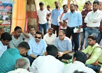 माजी राज्यमंत्री राजे अम्ब्रीशराव आत्राम यांनी मेडीगट्टा प्रकल्पग्रस्तांच्या उपोषण स्थळाला दिली भेट.