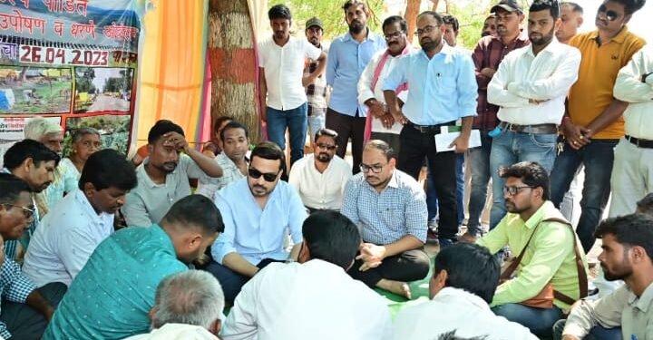 माजी राज्यमंत्री राजे अम्ब्रीशराव आत्राम यांनी मेडीगट्टा प्रकल्पग्रस्तांच्या उपोषण स्थळाला दिली भेट.