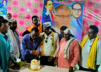 एड. बाळासाहेब आंबेडकर यांच्या वाढदिवसा नीमीत्य ६९ कार्यकर्त्यांच्या रक्तदानासह रुग्णांना फळं वाटप व शितपेय वाटप.