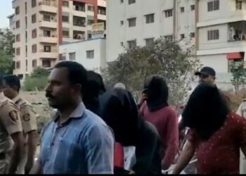 पुणे: कोयत्याने वार करून खून व दहशत माजवणाऱ्या आरोपीची पुणे पोलिसांनी काढली धिंड.