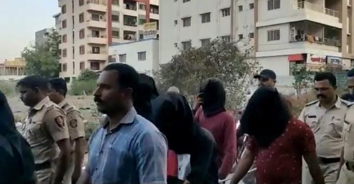 पुणे: कोयत्याने वार करून खून व दहशत माजवणाऱ्या आरोपीची पुणे पोलिसांनी काढली धिंड.