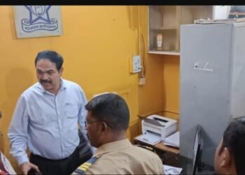 पालकमंत्राना फोन लावू का धमकी देत, सीईओच्या कार्यालयात पालकमंत्र्याच्या अघोषित पीएने केला राडा. पोलिसात फिर्याद दाखल.