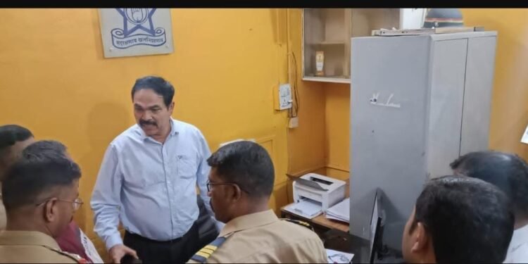 पालकमंत्राना फोन लावू का धमकी देत, सीईओच्या कार्यालयात पालकमंत्र्याच्या अघोषित पीएने केला राडा. पोलिसात फिर्याद दाखल.