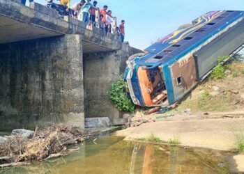 बल्लारपूर: लग्नाची वरात घेऊन जाणारी खाजगी बस पुलावरून नाल्यात कोसळली; अपघातात 1 ठार, 24 वऱ्हाडी जखमी.