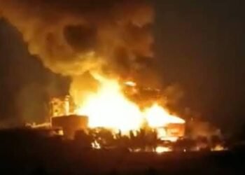 अहमदनगर मध्ये भीषण अग्नितांडव; आग विझवण्याच्या फायरबॉल गोडाऊनला लागलेल्या भीषण आगीत दोघांचा होरपळून मृत्यू.