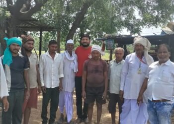 राष्ट्रीय किसान बहुजन पार्टीचे अनिल मेश्राम यांनी घेतली शेतकऱ्यांची भेट.