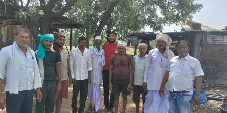 राष्ट्रीय किसान बहुजन पार्टीचे अनिल मेश्राम यांनी घेतली शेतकऱ्यांची भेट.