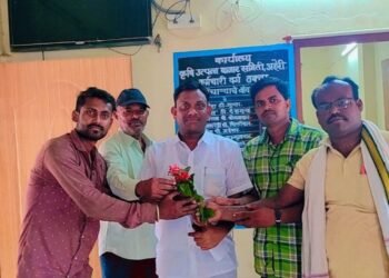 नवनियुक्त कृषि सभापती अजयभाऊ कंकडालवार यांची सत्कार: शांतीग्राम येथील कार्यकर्ते यांनी पुष्पगुच्छा देवून केली स्वागत.
