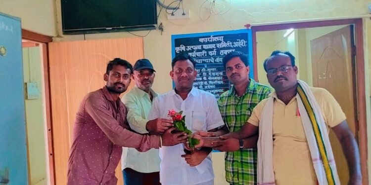 नवनियुक्त कृषि सभापती अजयभाऊ कंकडालवार यांची सत्कार: शांतीग्राम येथील कार्यकर्ते यांनी पुष्पगुच्छा देवून केली स्वागत.