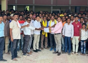 वनहक्कासाठी शेतकऱ्यांसह माजी आमदार आत्रामांची तहसील कार्यालयावर धडक.