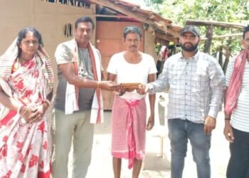 माजी राज्यमंत्री राजे अम्ब्रिशराव महाराजांनी गीताली येथील अविनाश मंडल यांच्या कुटुंबाला केली आर्थिक मदत.