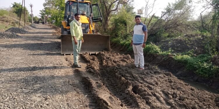वर्धा जिल्हातील चाणकी ते खड्का चारमंडळ प्रधानमंत्री ग्राम सडक योजनाने मोठा भष्ट्राचार, पाणी मुरल म्हणून अधिकारी मुंग गिळून गप्प.