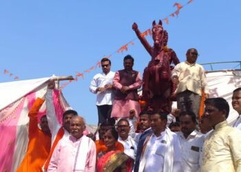 चामोर्शी तालुक्यातील रामाळा गावात जयंती दिनी छत्रपती संभाजी महाराज यांच्या अश्वारूढ पुर्णाकृती पुतळ्याचे अनावरण.