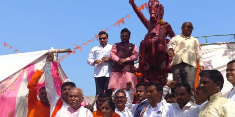 चामोर्शी तालुक्यातील रामाळा गावात जयंती दिनी छत्रपती संभाजी महाराज यांच्या अश्वारूढ पुर्णाकृती पुतळ्याचे अनावरण.