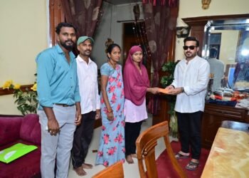 माजी राज्यमंत्री राजे अंम्ब्रिशराव आत्राम यांनी आलापल्ली येथील कु. सुनिता व्येंकटेश अरका या मुलीला नर्सिंगच्या शिक्षणासाठी दिली 40000 हजार रुपयांची आर्थिक मदत.