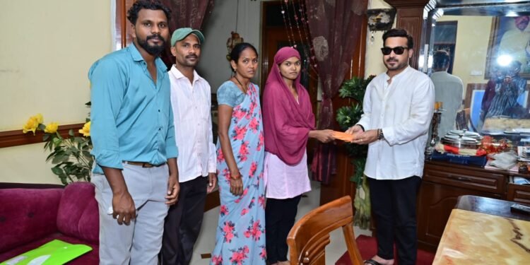 माजी राज्यमंत्री राजे अंम्ब्रिशराव आत्राम यांनी आलापल्ली येथील कु. सुनिता व्येंकटेश अरका या मुलीला नर्सिंगच्या शिक्षणासाठी दिली 40000 हजार रुपयांची आर्थिक मदत.