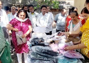 हिंगणघाट: नारायण सेवा संघटनेच्या वतीने मातृदिनी निराधार वृद्धांना पादत्राणे व दुपट्टाचे निःशुल्क वाटप.