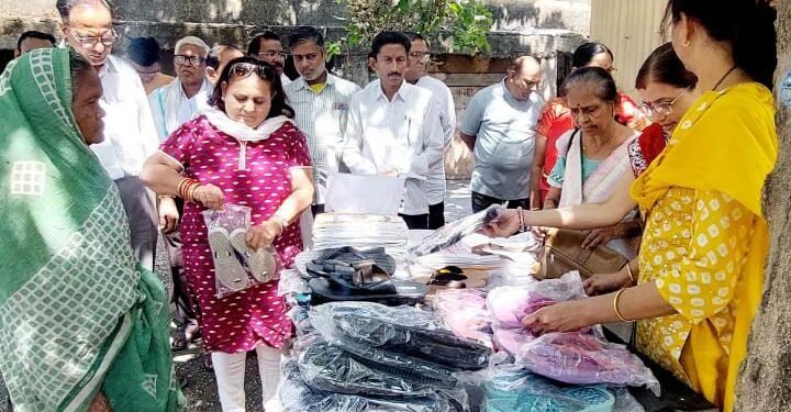 हिंगणघाट: नारायण सेवा संघटनेच्या वतीने मातृदिनी निराधार वृद्धांना पादत्राणे व दुपट्टाचे निःशुल्क वाटप.