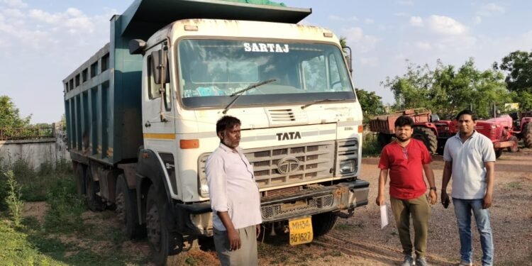 कोरपणा तालुक्यांत रेती तस्करी, तहसीलदार यांची धडक कारवाई, रेती वाहतूक करणारा 2 ट्रक जप्त.