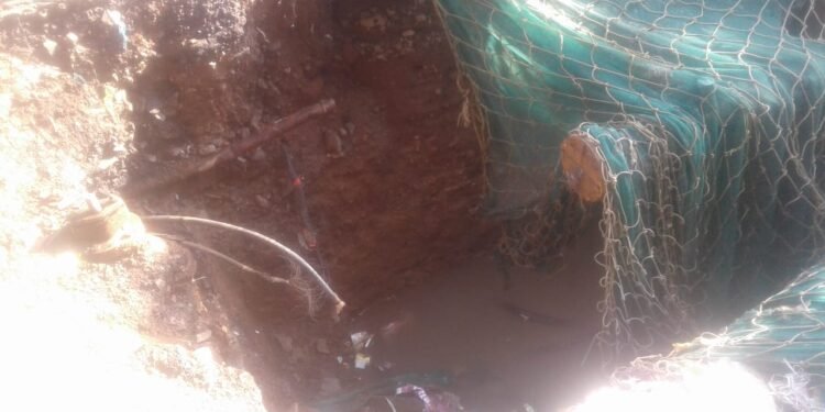 येरवडामध्ये पाण्याची जलवाहिनी फुटून लाखो लिटर पाणी वाया, आधिकाऱ्याचे दुर्लक्ष नागरिक मात्र त्रस्त.