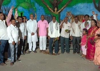 चंदनसिंह चंदेल माजी अध्यक्ष वन विकास महामंडल, महाराष्ट्र राज्य के हस्ते शहर के गांधी वार्ड में चौक सौन्दर्यकरण का लोकार्पण.