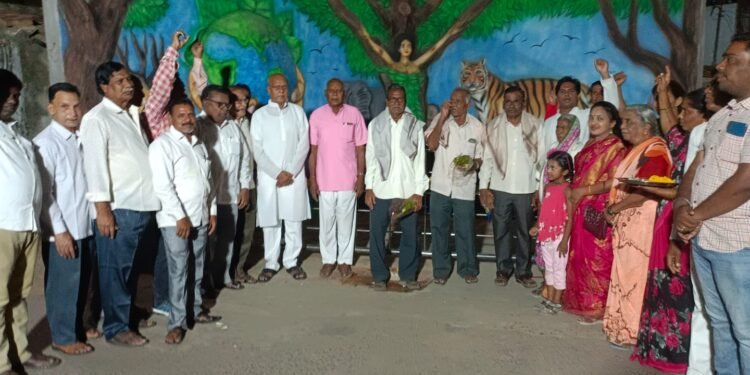 चंदनसिंह चंदेल माजी अध्यक्ष वन विकास महामंडल, महाराष्ट्र राज्य के हस्ते शहर के गांधी वार्ड में चौक सौन्दर्यकरण का लोकार्पण.