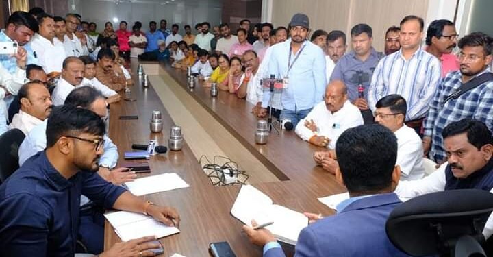 मीरा भाईंदर शहरातील नागरिकांच्या मुलभूत सोयी सुविधांबाबत खासदार राजन विचारे यांनी मीरा भाईंदर आयुक्तांची घेतली भेट.