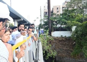 मुख्यमंत्री एकनाथ शिंदे यांनी सलग दुसऱ्या दिवशी मुंबईतील नाले सफाईची पाहाणी.