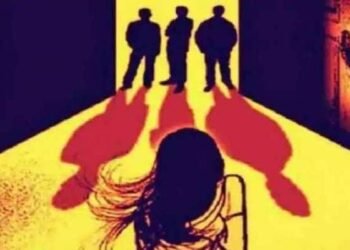 रिक्षात विसरलेली पर्स परत करण्याच्या बहाण्याने विधवा महिलेला रुमवर बोलावून आळीपाळीने सामूहिक अत्याचार.