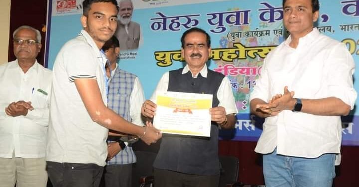 युवा महोत्सव युवकांच्या कलागुणांना वाव देणारे व्यासपिठ नेहरू युवा केंद्राच्यावतीने वतीने आयोजित.