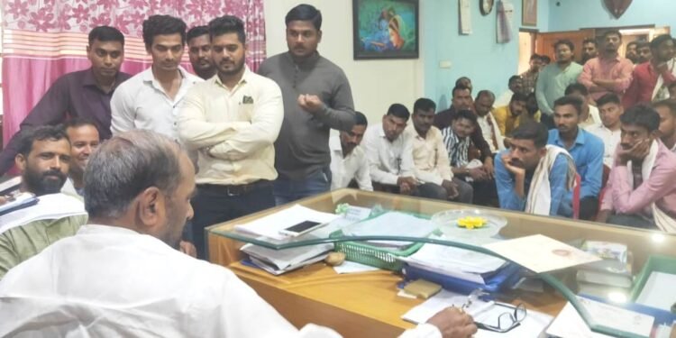 हंसराज अहीर यांच्या हस्तक्षेपाने यशस्वी तोडगा CMD यांचेशी चर्चेनंतर त्या 145 कामगारांना वणी क्षेत्रात लवकरच नियुक्ती.