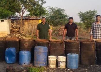 समुद्रपुर पोलीसांचा डि.बी पथकाने अवैधरित्या मोहा दारूची निर्मीती करणाऱ्या तीन आरोपीवर कारवाई, लाखोचा मुद्देमाल जप्त.