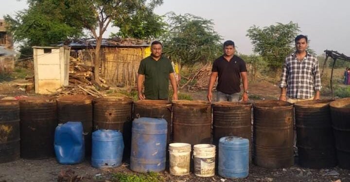 समुद्रपुर पोलीसांचा डि.बी पथकाने अवैधरित्या मोहा दारूची निर्मीती करणाऱ्या तीन आरोपीवर कारवाई, लाखोचा मुद्देमाल जप्त.