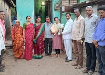 चुनाळा येथील मुंबई पोलीस दलात निवड झालेल्या कु. तेजस्विनी हेपट हिचा माजी आमदार निमकर यांनी केला सत्कार