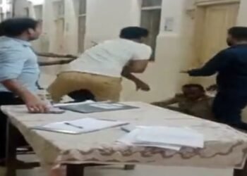 चंद्रपूर वैद्यकीय महाविद्यालयात मानसिक रुग्ण कैद्याची दारू पिऊन असलेल्या पोलिसाला झाडूने मारहाण, व्हिडिओ व्हायरल.