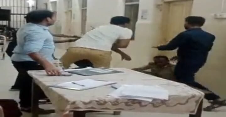 चंद्रपूर वैद्यकीय महाविद्यालयात मानसिक रुग्ण कैद्याची दारू पिऊन असलेल्या पोलिसाला झाडूने मारहाण, व्हिडिओ व्हायरल.