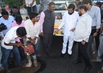 ठाणे शहरातील रस्ते, नाले सफाईच्या कामांची मुख्यमंत्र्यांनी केली पाहणी, पावसाळ्या पूर्वीची कामे दर्जेदार आणि वेळेत पूर्ण करा: शिंदे