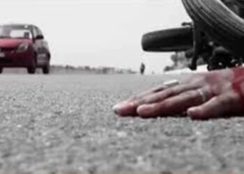 पुण्यात ट्रक आणि दुचाकीचा भीषण अपघात, महिलेच्या डोक्यावरून गेले ट्रकचे चाक….