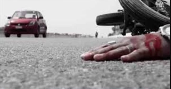 पुण्यात ट्रक आणि दुचाकीचा भीषण अपघात, महिलेच्या डोक्यावरून गेले ट्रकचे चाक….