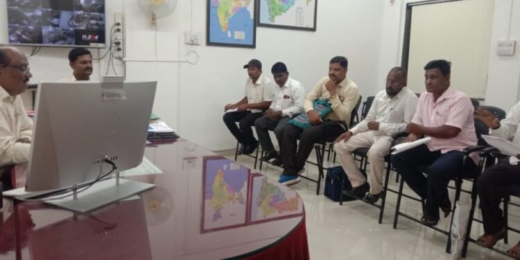 भटके विमुक्त कल्याण समिती सांगलीचे कार्यकर्ते, प्रतिनिधी यांनी समाजकल्याण सहा. आयुक्त चाचरकर यांची भेट घेऊन केली विविध विषयांवर सविस्तर चर्चा.