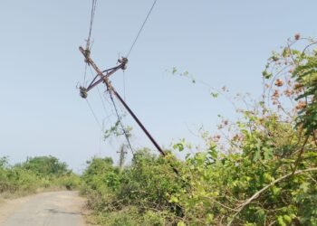 धाबा डोंगरगाव मार्गावर तो विद्यूत पोल ठरतोय धोकादायक, कनिष्ठ अभियंता यांचे दूर्लक्ष