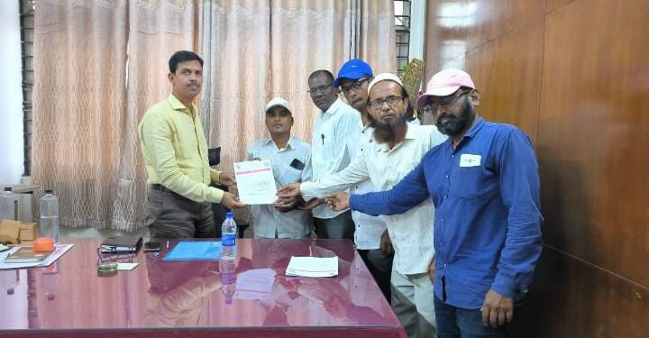 कामगार कार्यालयात, गेले सहा वर्षांपासून अधिक काळ एकाच ठिकाणी ठाण मांडून असणारे अधिकारी व कर्मचारी यांची शासन निर्णयानुसार ताबडतोब बदली करा.