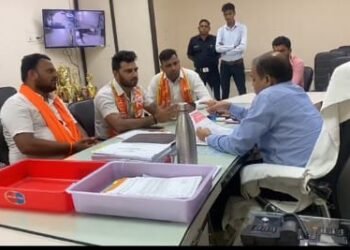 नागपुर: शिवसेना तर्फे विविध समस्याला घेऊन वीज महावितरणाचे मुख्य अभियंता यांना विवेदन.