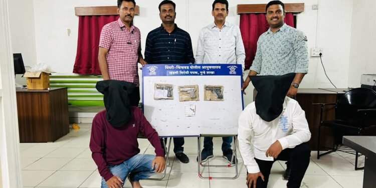 रेकॉर्डवरील गुन्हेगार व त्याच्या साथीदारास ०३ पिस्टल व ०३ जिवंत काडतुसासह अटक